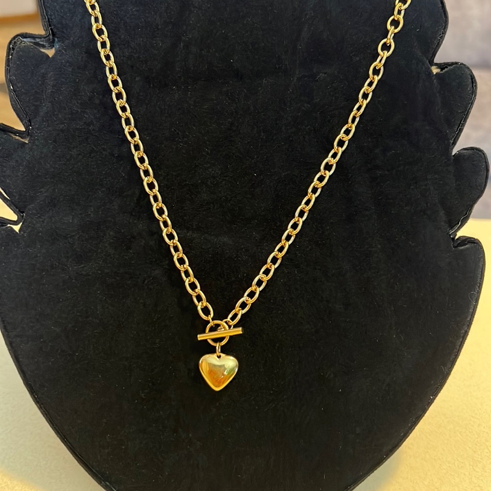 Gold tone heart necklace, chain 18 inches long, toggle closure, beautiful